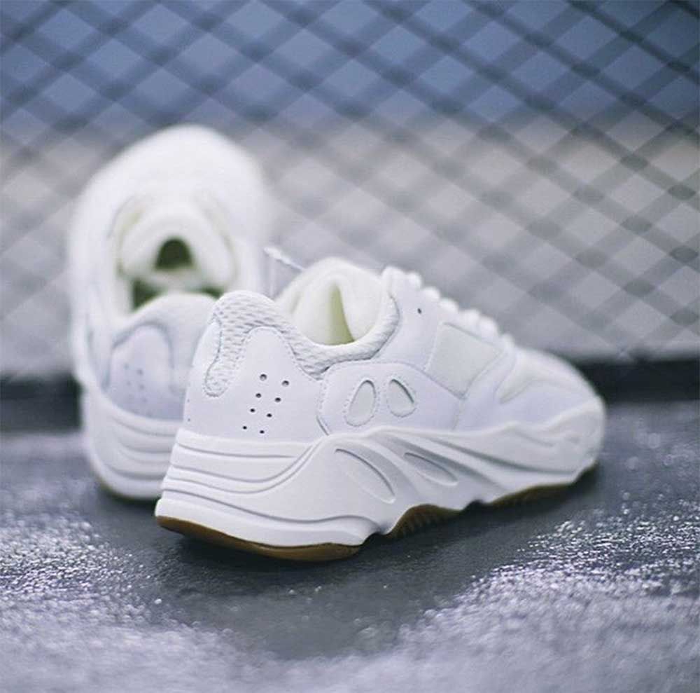 アディダス イージーブースト 700 ホワイトガム/トリプルブラック 3枚目