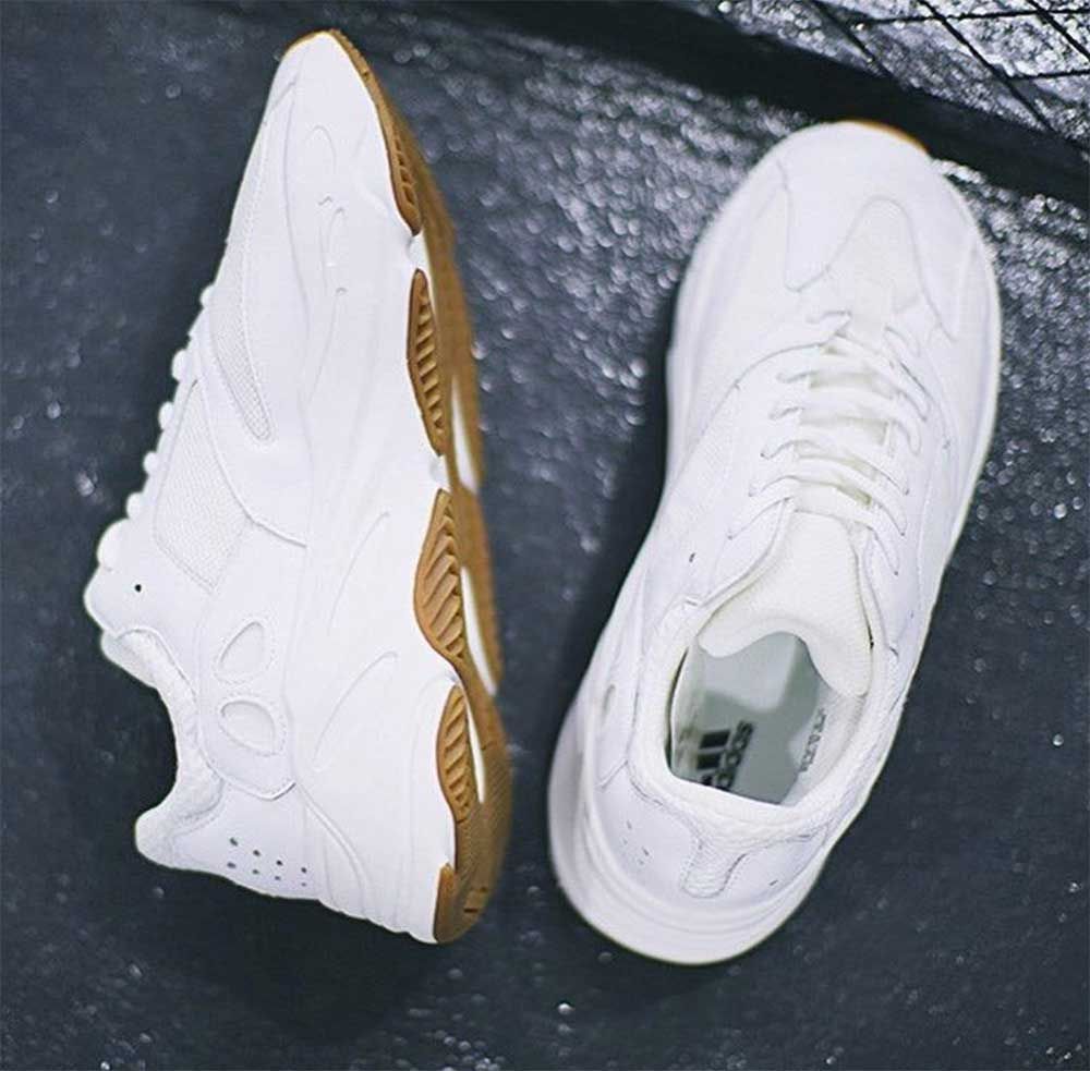 アディダス イージーブースト 700 ホワイトガム/トリプルブラック 4枚目