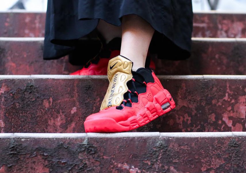 ナイキ エアモアマネー ユニバーシティレッド/ブラック メタリックゴールド【6/1発売】