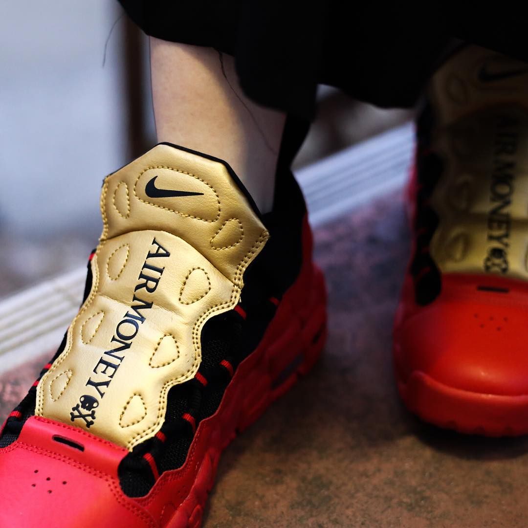 ナイキ エアモアマネー ユニバーシティレッド/ブラック メタリックゴールド 2枚目