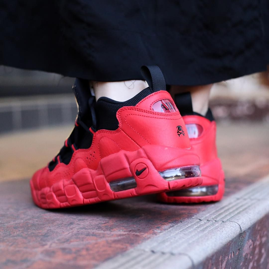 ナイキ エアモアマネー ユニバーシティレッド/ブラック メタリックゴールド 3枚目