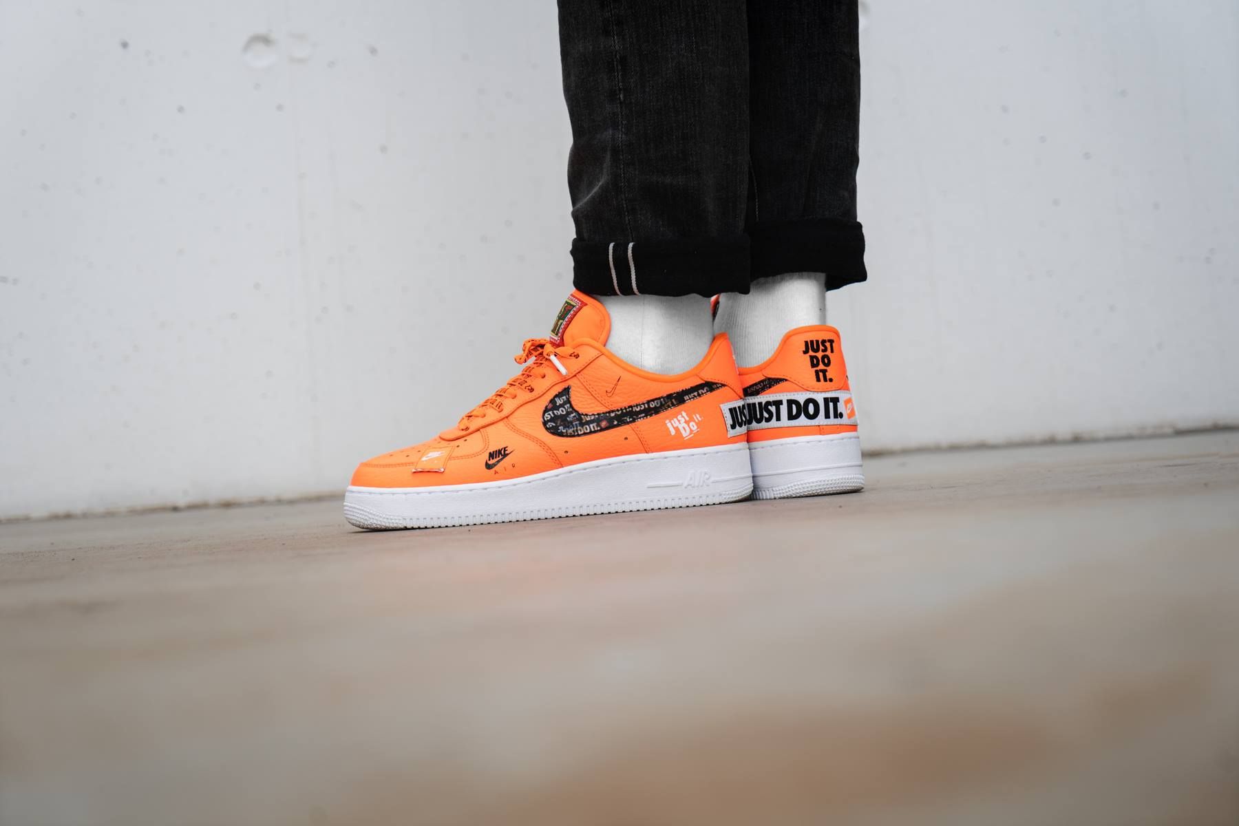 【スニダンで購入可】NIKE AIR FORCE 1 PREMIUM LOW JUST DO IT ORANGE 2枚目
