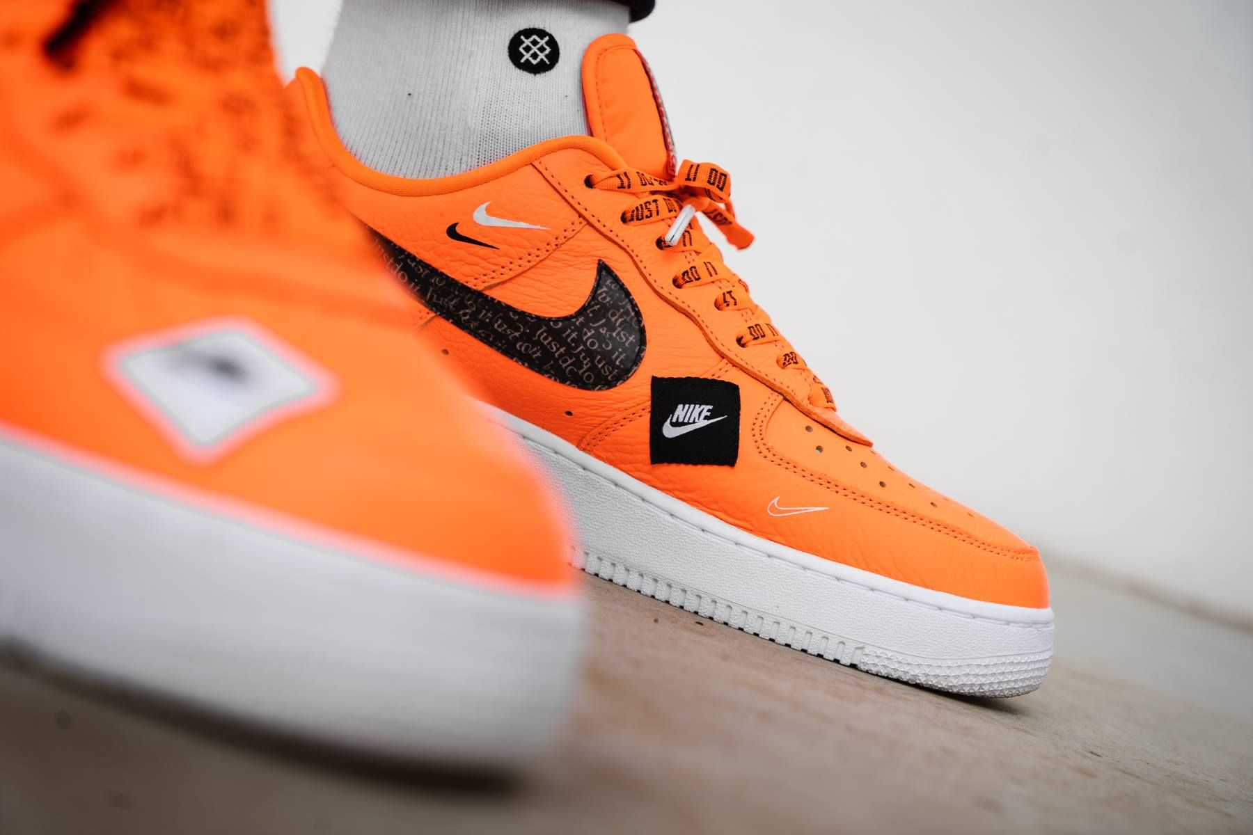 【スニダンで購入可】NIKE AIR FORCE 1 PREMIUM LOW JUST DO IT ORANGE 3枚目