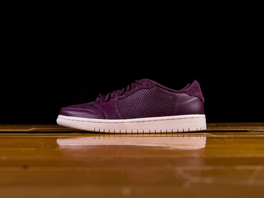 ナイキ ウィメンズ エアジョーダン1 ロー スウッシュレス ボルドー【7/21発売】