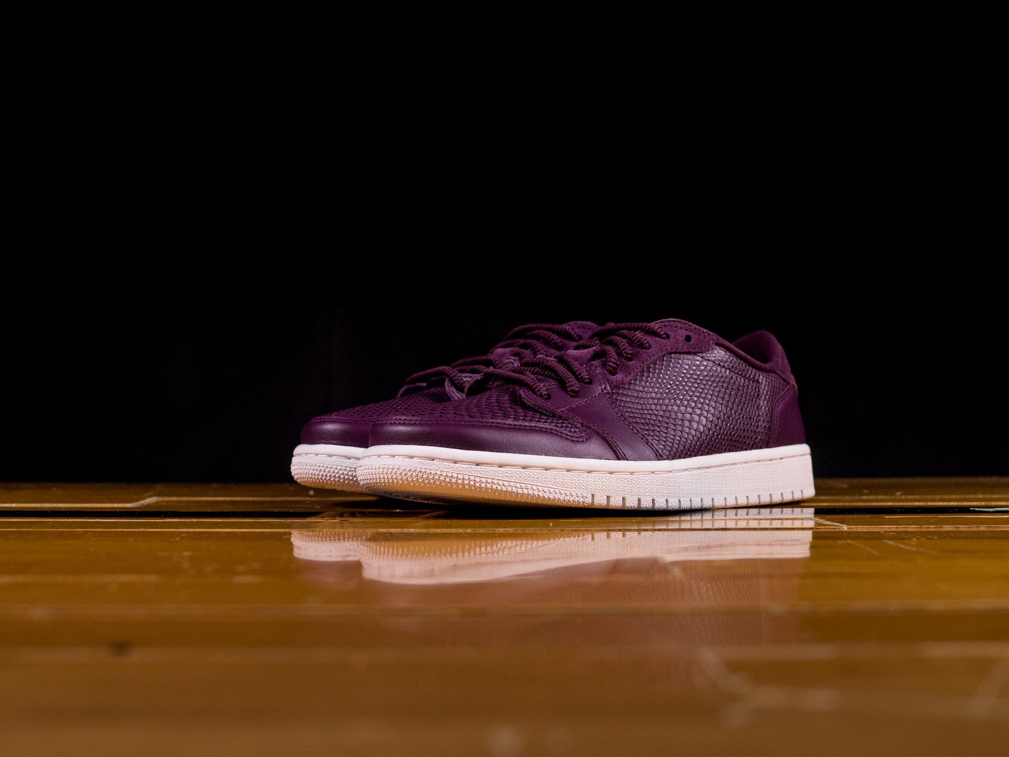 ナイキ ウィメンズ エアジョーダン1 ロー スウッシュレス ボルドー 2枚目