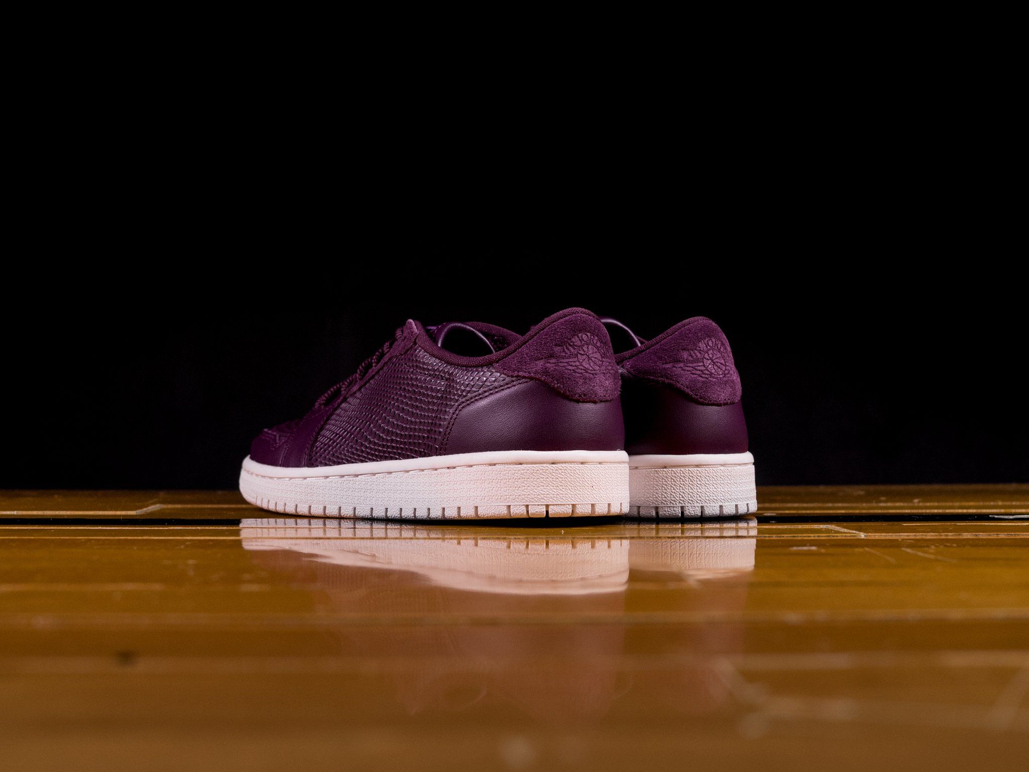 ナイキ ウィメンズ エアジョーダン1 ロー スウッシュレス ボルドー 3枚目