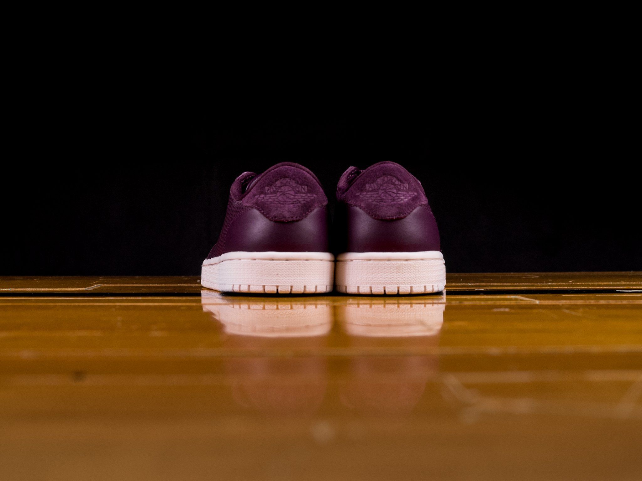 ナイキ ウィメンズ エアジョーダン1 ロー スウッシュレス ボルドー 4枚目