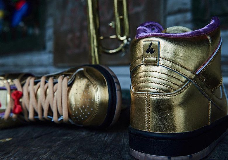 ヒューミディティ × ナイキ SB ダンク ハイ QS メタリックゴールド 3枚目