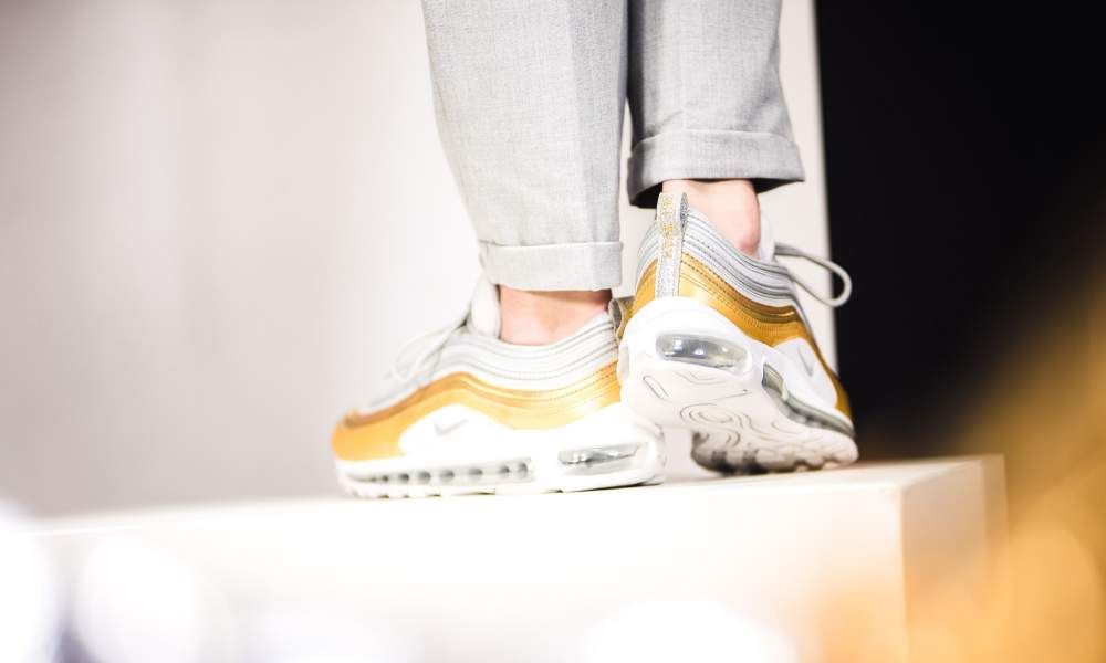 ナイキ ウィメンズ エアマックス97 SE "メタリックゴールドパック" 2枚目