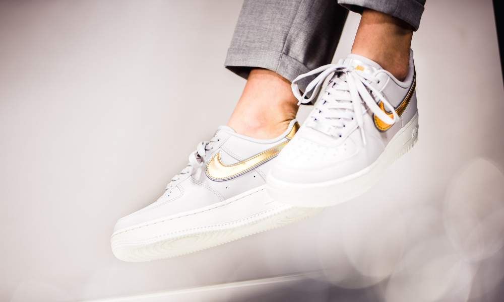 【スニダンで購入可】NIKE WMNS AIR FORCE 1 '07 "METALLIC SWOOSH PACK" 2枚目