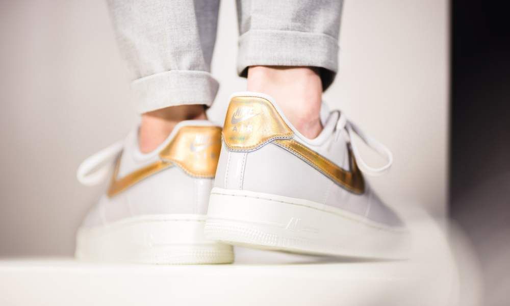 【スニダンで購入可】NIKE WMNS AIR FORCE 1 '07 "METALLIC SWOOSH PACK" 3枚目