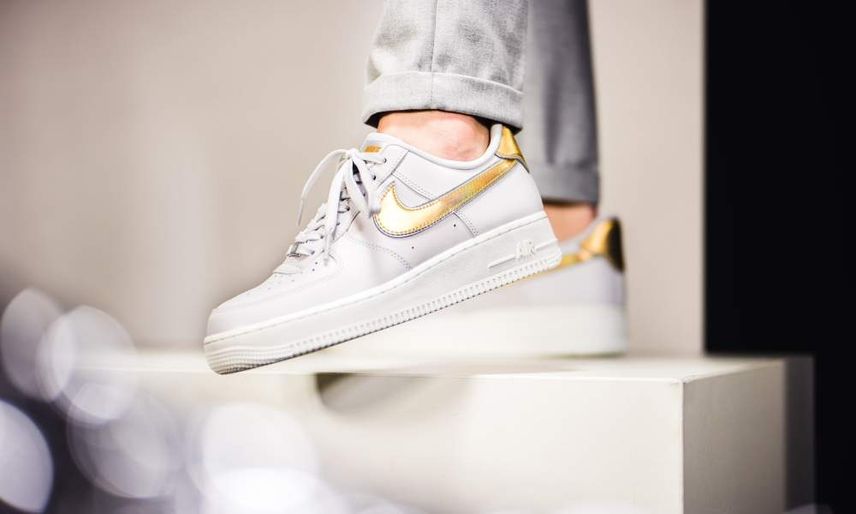 【スニダンで購入可】NIKE WMNS AIR FORCE 1 '07 "METALLIC SWOOSH PACK"