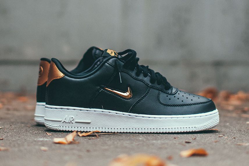 【スニダンで購入可】NIKE AIR FORCE 1 07 LV8 BLACK LEATHER/METALLIC GOLD