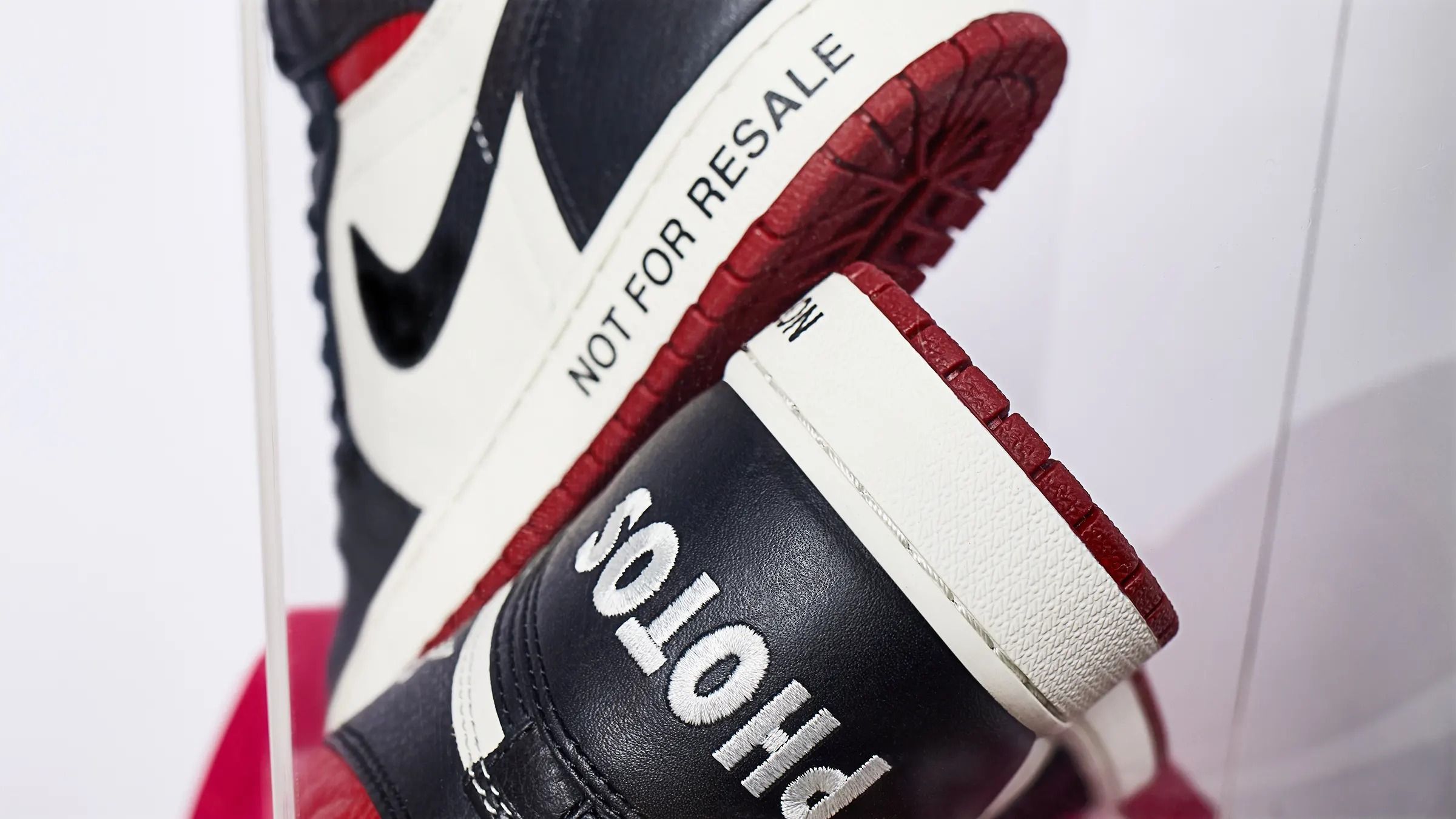 ナイキ エアジョーダン1 レトロ ハイ OG NRG NO L’S バーシティレッド 3枚目