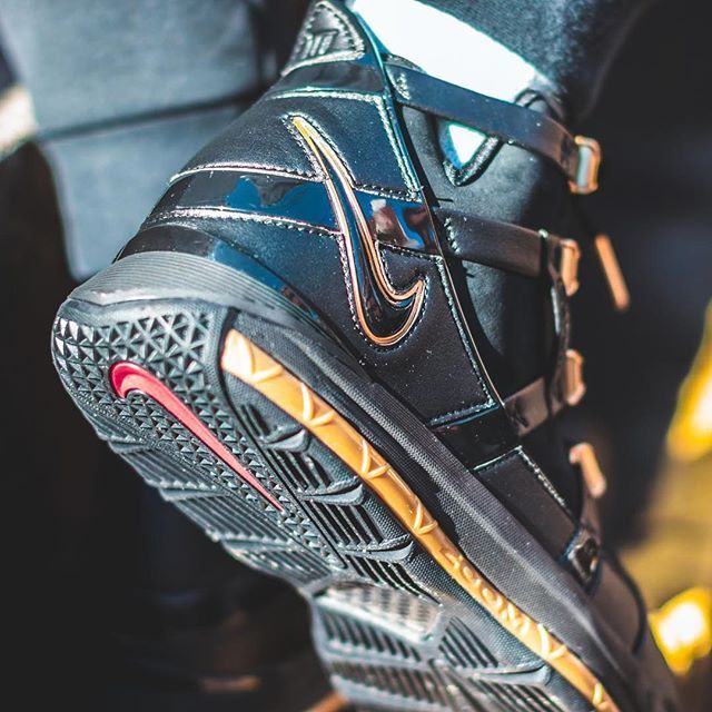 ナイキ ズームレブロン3 "メタリックゴールド" 3枚目