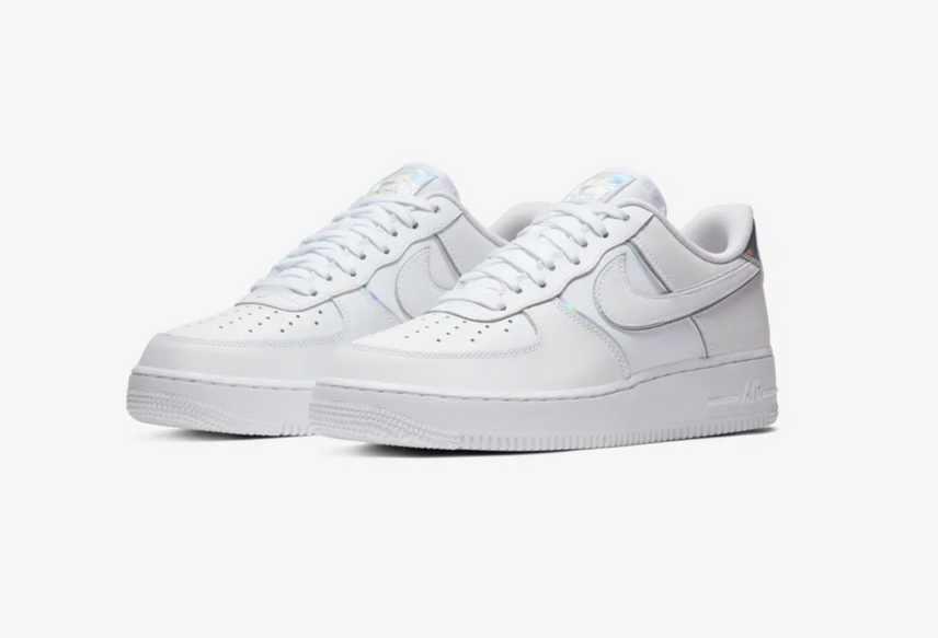 【スニダンで購入可】NIKE AIR FORCE 1 07 LV8 "TRIPLE WHITE"