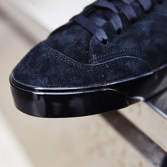 ナイキ ウィメンズ ブレーザー シティ ロー "トリプルブラック" 3枚目