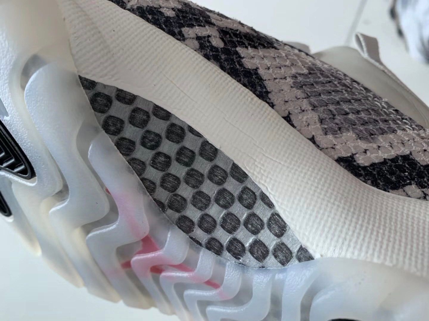 ナイキ エアジョーダン11 スネークスキン ライトボーン/ユニバーシティレッド 22枚目