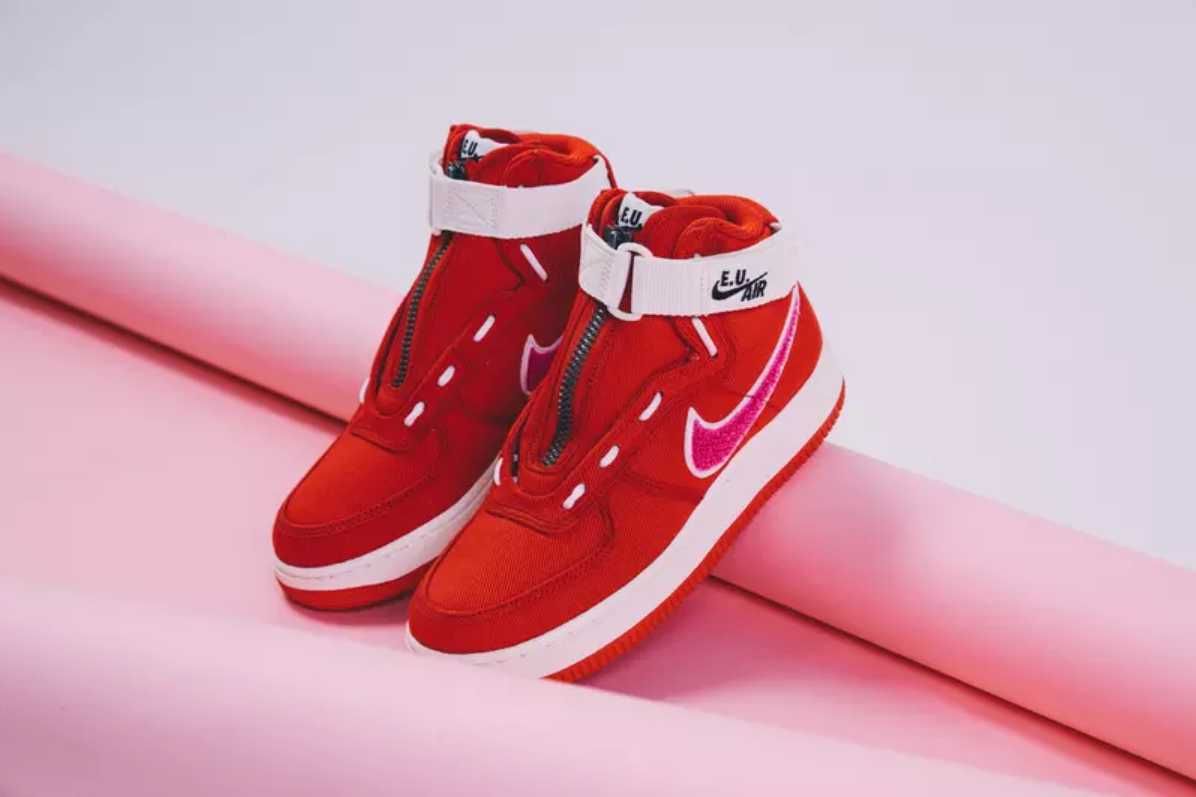 【スニダンで購入可】EMOTIONALLY UNAVAILABLE × NIKE AIR FORCE 1 HIGH TEAMRED/SAILPINKBLAST
