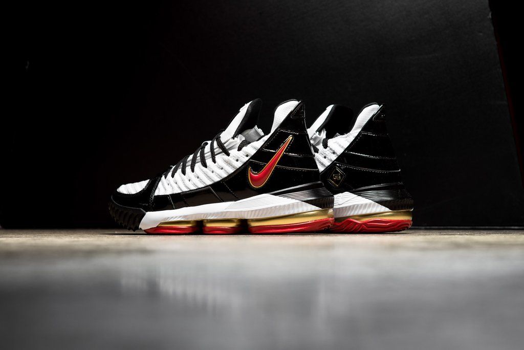 ナイキ レブロン16 リミックス 2枚目