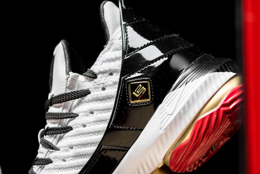 ナイキ レブロン16 リミックス 3枚目
