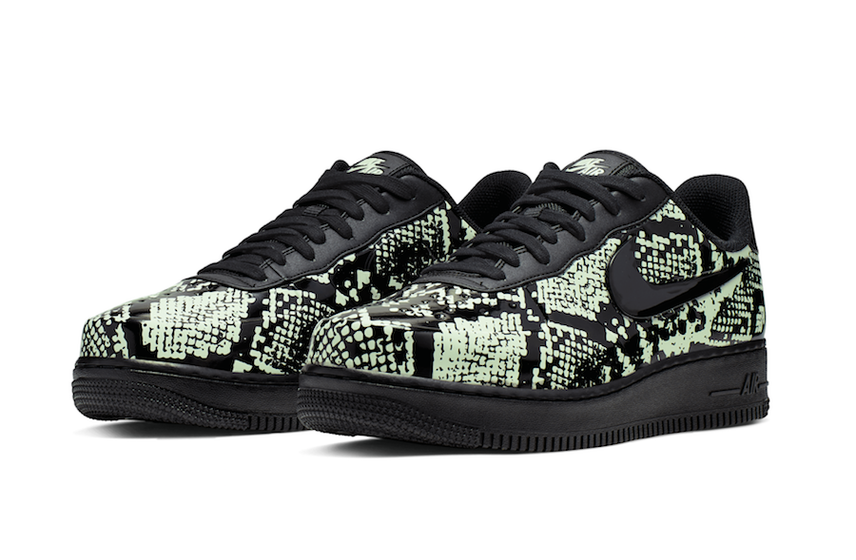 【スニダンで購入可】NIKE AIR FORCE 1 FOAMPOSITE PRO CUP GLOW SNAKESKIN