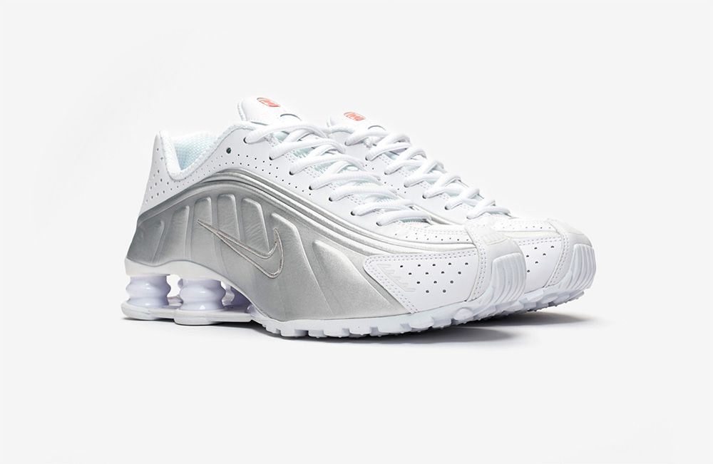 ナイキ W ショックス R4 ホワイト/メタリックシルバー 2枚目