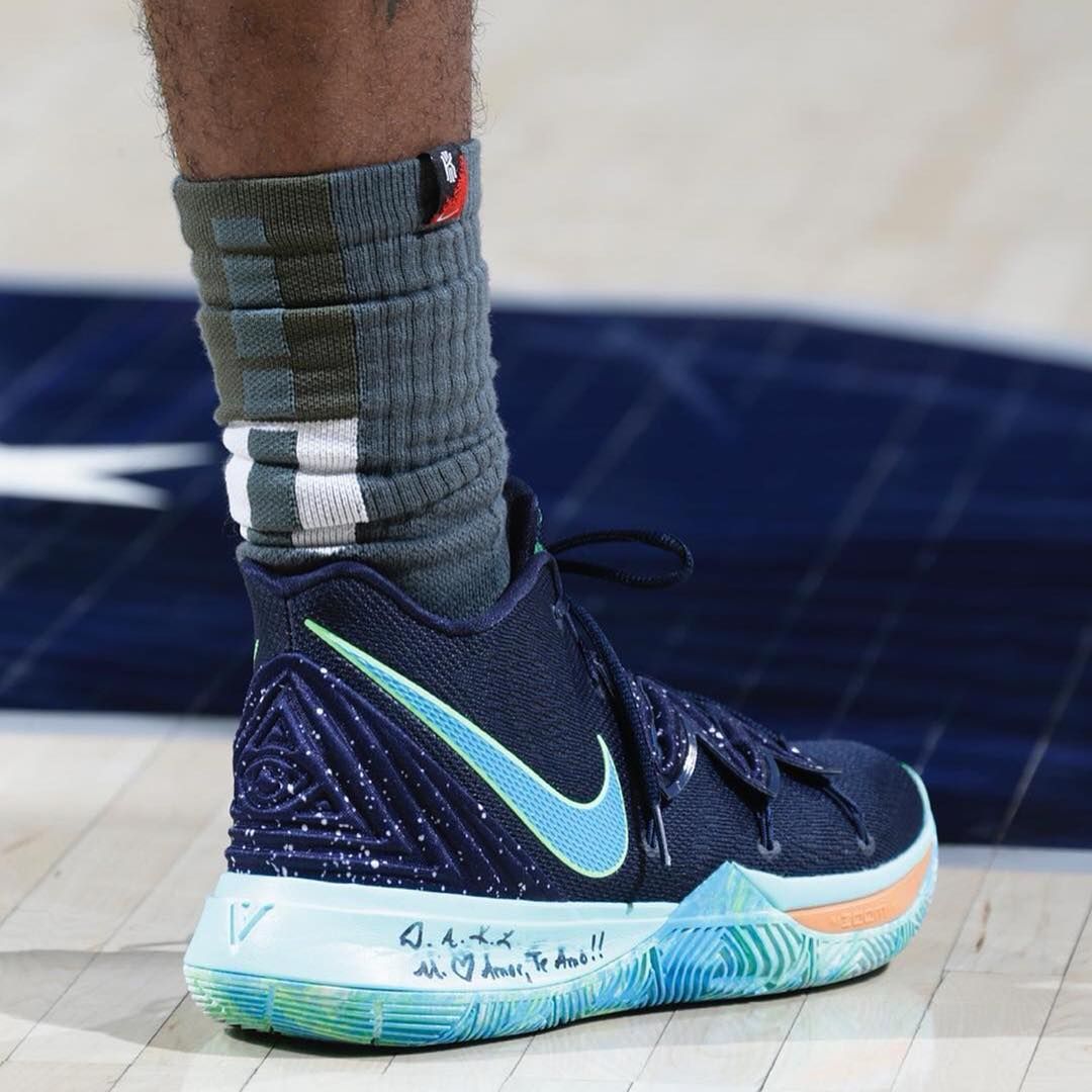 ナイキ カイリー5 UFO 2枚目