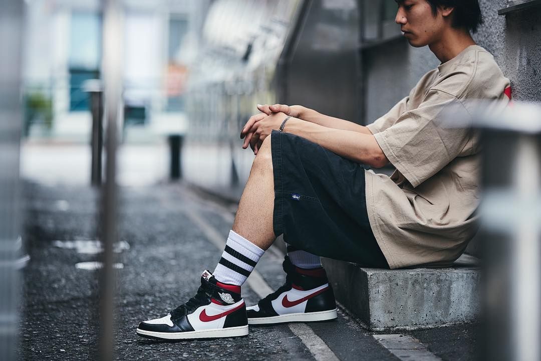 ナイキ エアジョーダン1 レトロ ハイ OG ブラック/ホワイト/ジムレッド 3枚目