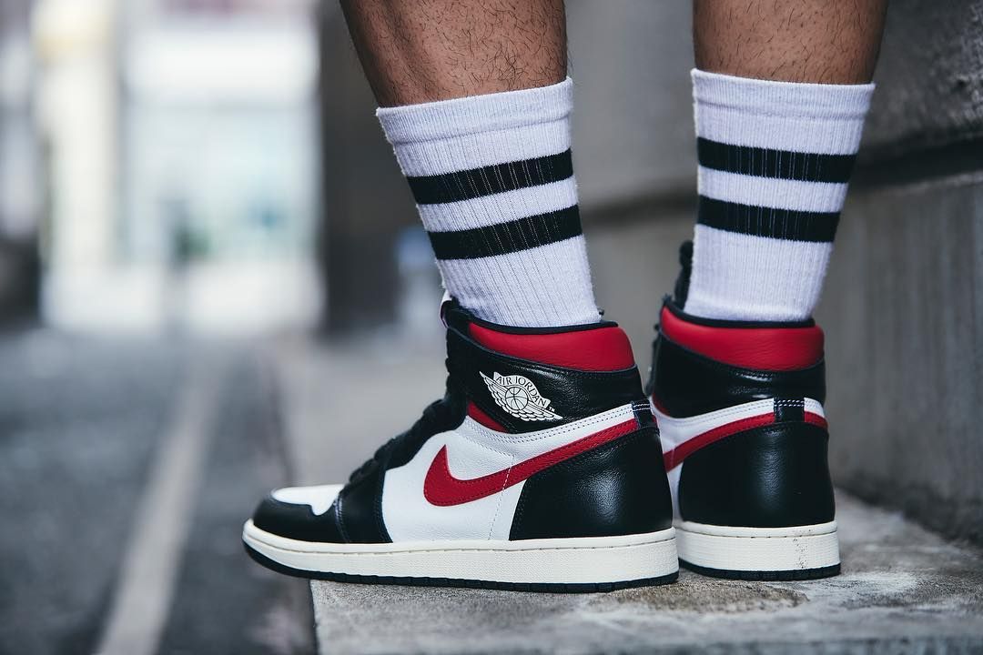 ナイキ エアジョーダン1 レトロ ハイ OG ブラック/ホワイト/ジムレッド 2枚目