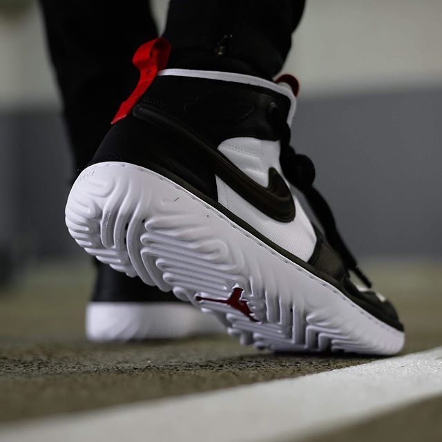 ナイキ エアジョーダン1 ハイ リアクト ブラック/ホワイト 2枚目