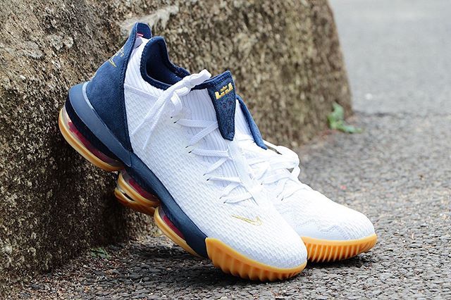 ナイキ レブロン16 ロー ホワイト/ネイビー  2枚目