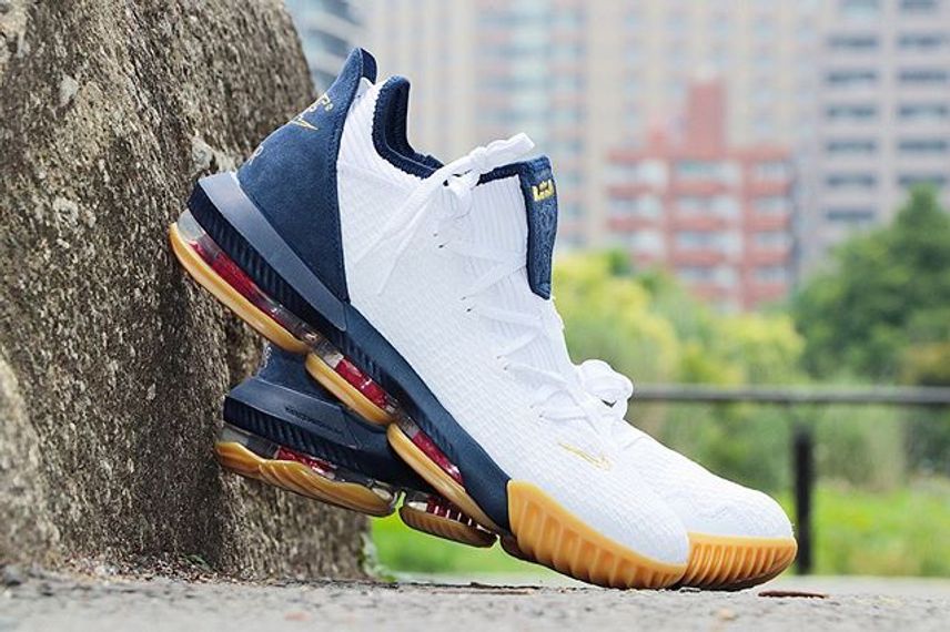 ナイキ レブロン16 ロー ホワイト/ネイビー