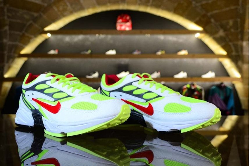 ナイキ エアゴーストレーサー ネオンイエロー