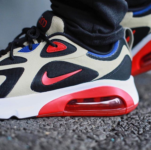 ナイキ エアマックス200 チームゴールド/ユニバーシティレッド 2枚目