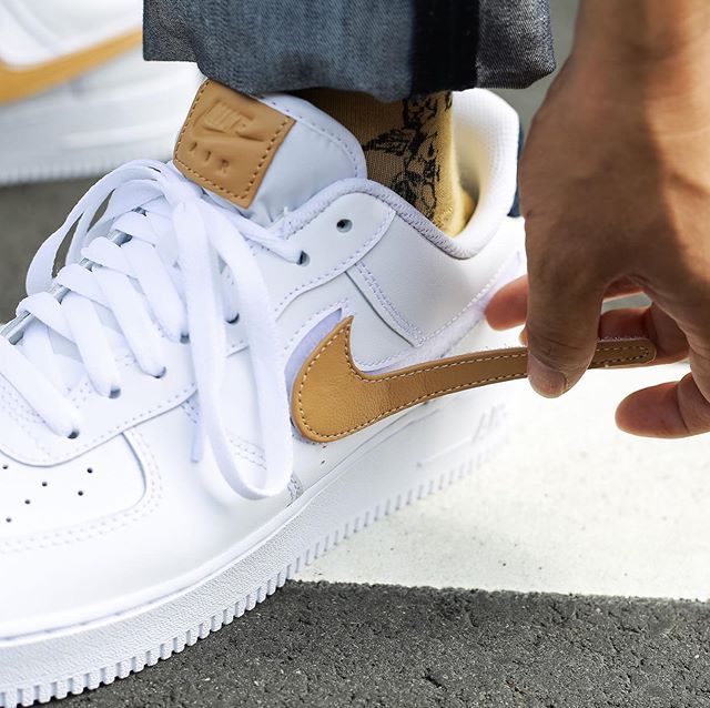 【スニダンで購入可】NIKE AIR FORCE 1 07 LV8  WHITE/WHITE-OBSIDIAN-VACHETTA TAN 2枚目