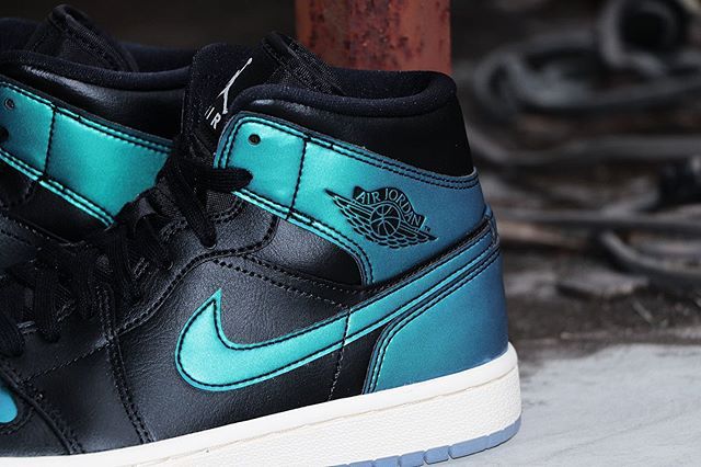 ナイキ エアジョーダン1 ミッド ウィメンズ メタリックブルー 2枚目