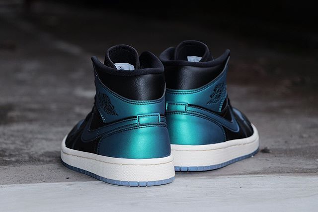ナイキ エアジョーダン1 ミッド ウィメンズ メタリックブルー 3枚目