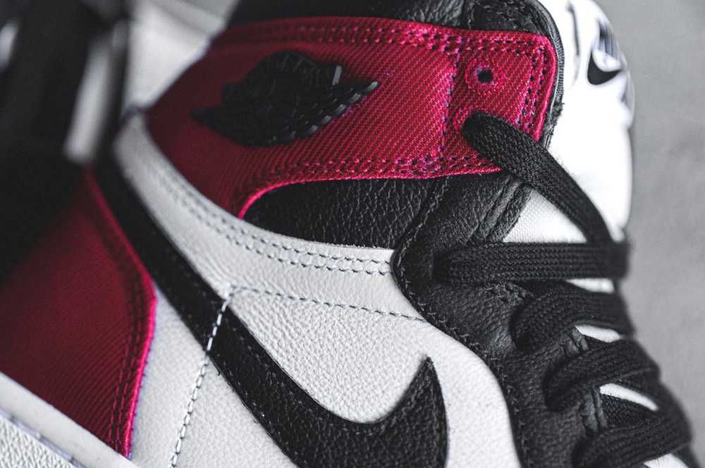 ナイキ ウィメンズ エアジョーダン1 サテン ブラックトゥ 2枚目