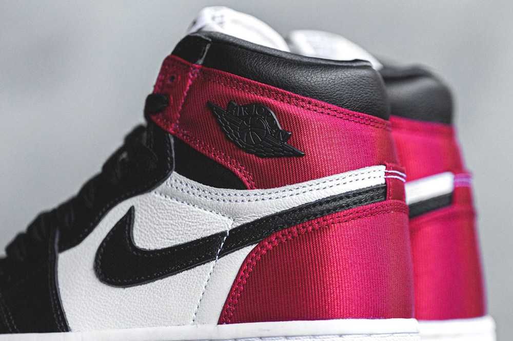 ナイキ ウィメンズ エアジョーダン1 サテン ブラックトゥ 3枚目