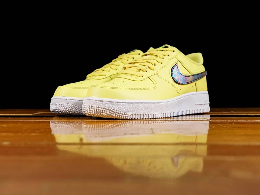 【スニダンで購入可】NIKE AIR FORCE 1 07 LV8 3 YELLOW PULSE 2枚目