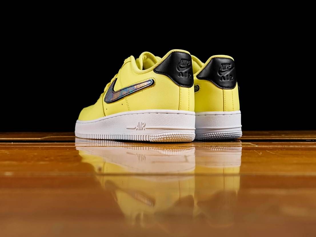 【スニダンで購入可】NIKE AIR FORCE 1 07 LV8 3 YELLOW PULSE 4枚目