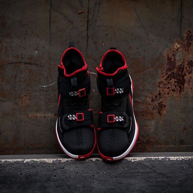 ナイキ レブロンソルジャー13 SFG ブラック/レッド 2枚目