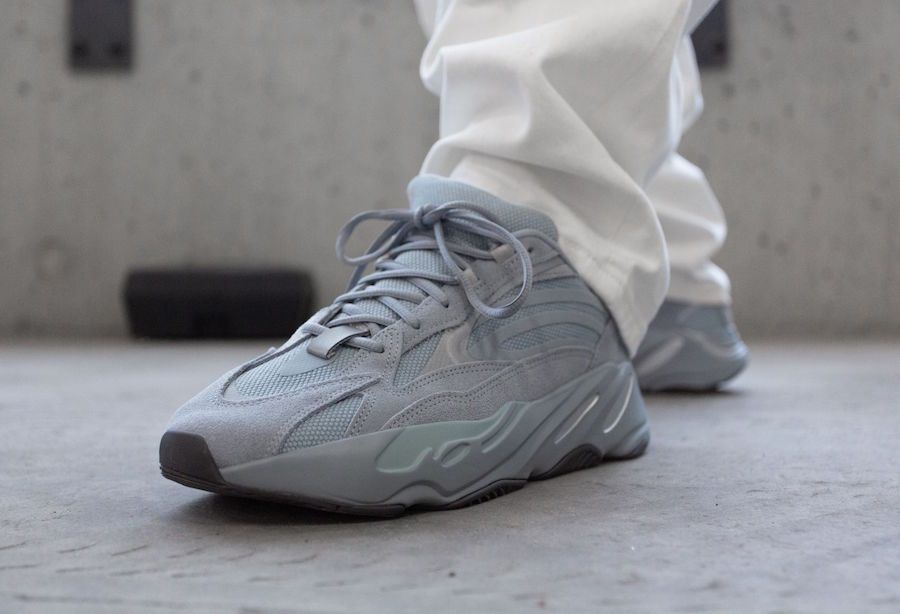 【スニダンで購入可】アディダス イージーブースト 700 V2 ホスピタルブルー 2枚目