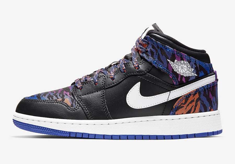 ナイキ エアジョーダン1 ミッド ブラック/ホワイトラッシュバイオレットブラック 2枚目