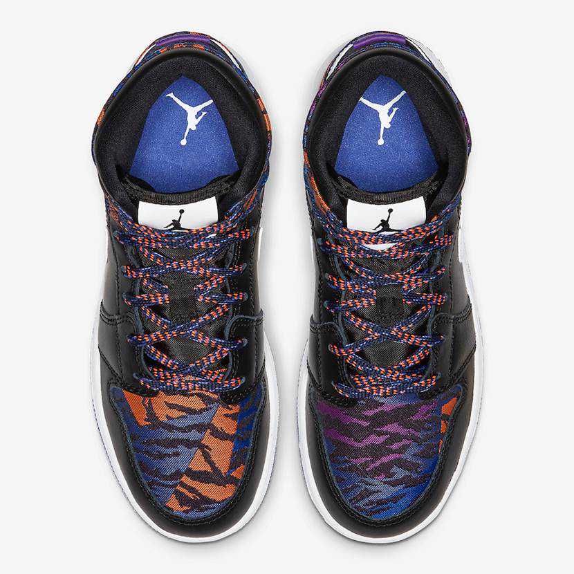 ナイキ エアジョーダン1 ミッド ブラック/ホワイトラッシュバイオレットブラック 4枚目