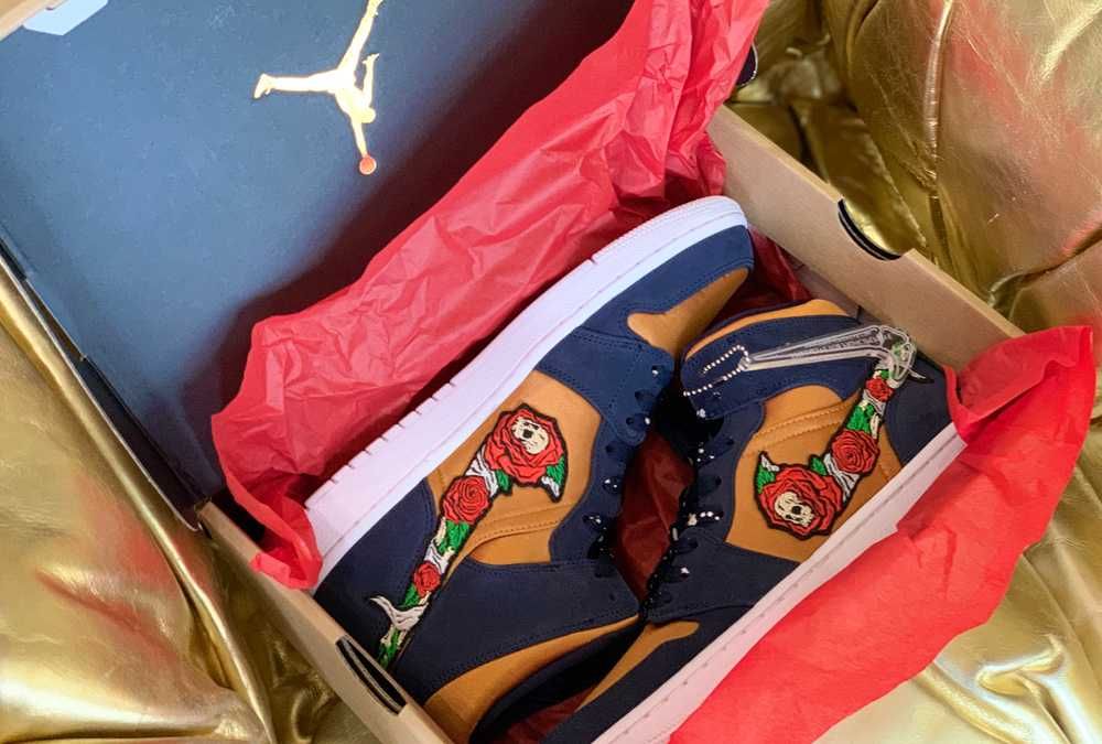 スティルアライブ SKULL ローズ エアジョーダン1 ミッド ゴールド 3枚目