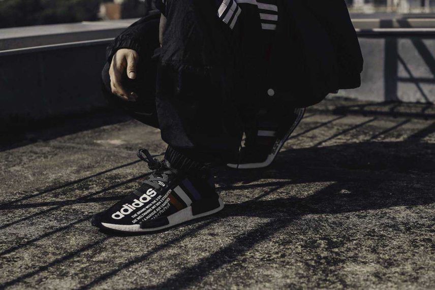 アトモス×アディダス NMD R1 トリコロール【11/2発売】