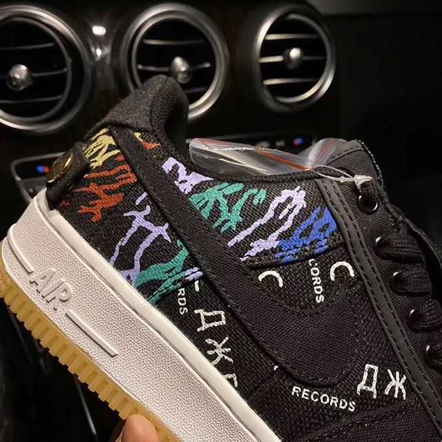 【リーク】TRAVIS SCOTT × NIKE AIR FORCE 1 LOW "BLACK/MULTI" 抽選/定価/販売店舗まとめ 3枚目