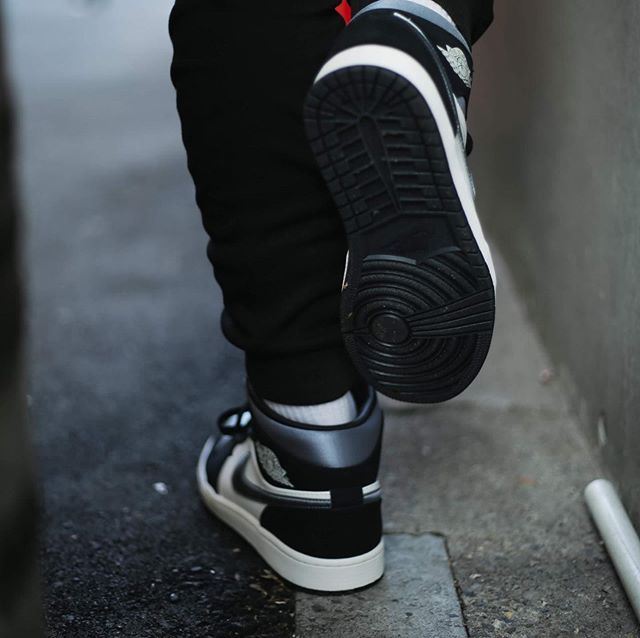 ナイキ エアジョーダン1 ミッド SE "ホワイト/ブラック/サテンブルー" 4枚目